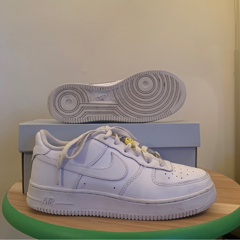 White Nike Air Force 1 Womens Size 7 Juniors Size 5.5